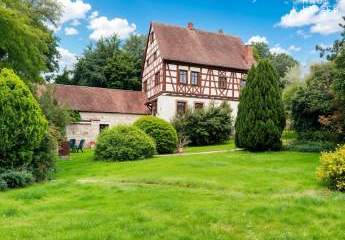 Traumhaftes Schloss mit arrondierten Ländereien & Zehntstadel