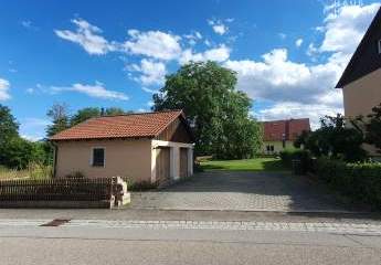 Traumhaftes Baugrundstück mit Doppelgarage & Gartenhaus in ruhiger, stadtnaher Lage