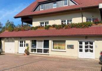 Modernes, effizientes Mehrfamilienhaus mit 3 Parteien: Große Balkone & super Grundrisse!