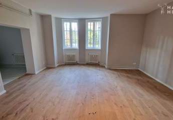 Renovierte Souterrain-Wohnung mit eigenem Zugang in schicker Altbauvilla!