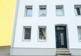 Exklusives Wohnvergnügen im Grünen: Erdgeschosswohnung mit Gemeinschaftsgarten & 2 Badezimmern!