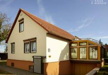 Freistehendes 5-Zimmer-Haus mit 1400 m² Grundstück, Wintergarten und Garage