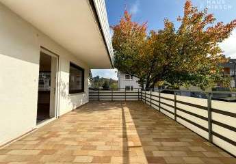 Ein Zuhause für Generationen: Weitläufiges Dreifamilienhaus mit ELW und 5 Garagen