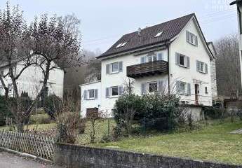 Perfekt gelegener, naturnaher Altbau mit Schlossblick, Holzofen und großem Garten.