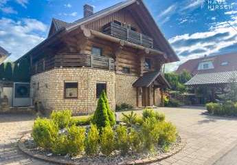 Ein Haus wie kein anderes – Douglasien-Stammholzhaus mit Ferienkonzept und Weitblick