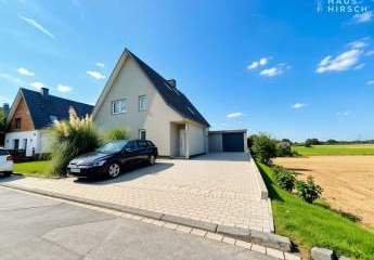 Exklusives Einfamilienhaus mit Pool und großem Garten am Feldrand