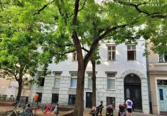 Bergmannkiez und eigener Garten – 4-Zi.-Altbau mit Balkon und Raritäten-Charakter