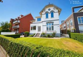 Zwei-Familienhaus mit KFZ-Werkstatt, Garagen und Ausstellungsraum