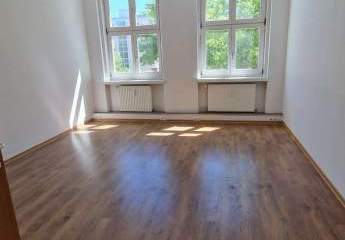 Helles Büro mit Concierge in einem historischem Gebäude in der Nähe des Theodor-Heuss-Platzes