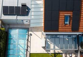 Luxus-Doppelhaushälfte mit Smart Home, Pool, Premium-Küche, Heimkino, Kamin & Wintergarten