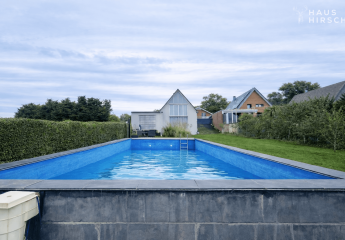 Exklusives Einfamilienhaus mit Pool und großem Garten am Feldrand