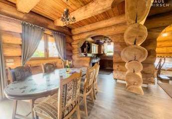 Ein Haus wie kein anderes – Douglasien-Stammholzhaus mit Ferienkonzept und Weitblick