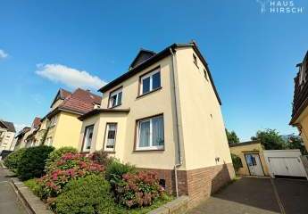 Exklusive Maisonette-Wohnung mit zwei Balkonen und Einbauküche im Zweifamilienhaus