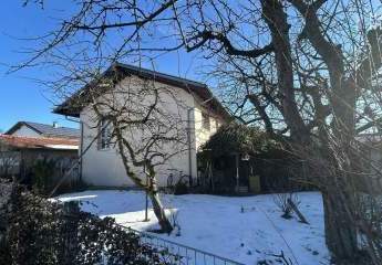 Neuwertig saniertes 2-Familien-Haus zu verkaufen mit Wärmepumpe und großem Grundstück