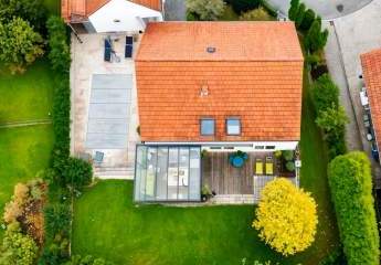 STILVOLL WOHNEN IN ESSENBACH – ARCHITEKTUR MIT POOL, WINTERGARTEN & DOPPELGARAGE FÜR DIE FAMILIE