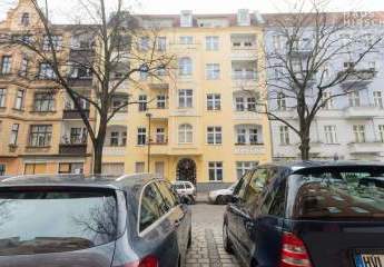 Heller Altbau mit Balkon im lebendigen Afrikanischen Viertel.