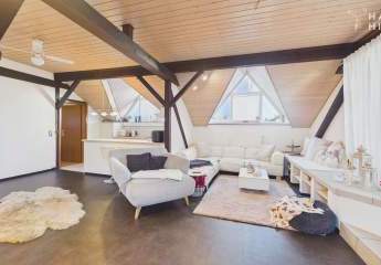 Sonnige Dachwohnung mit offenem Wohnbereich, Kamin  und Wintergarten! Ihr Rückzugsort!