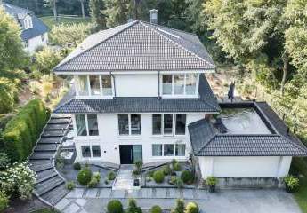 Architektonisches Meisterwerk in den Elbvororten: Lichtdurchflutete Luxus-Villa mit Parkgrundstück