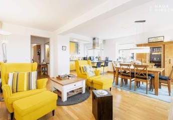 Moderne Dachgeschosswohnung über den Dächern Möllns