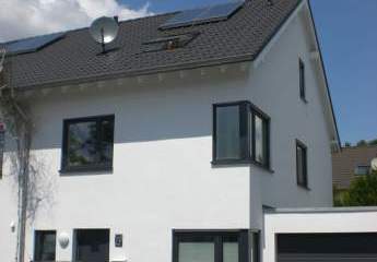 Modernes Familienhaus aus 2012 mit Garage und Solaranlage in reiner Anliegerstraße