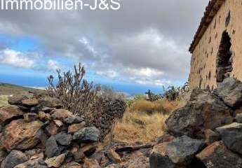 Amplio terreno rústico con 3 edificaciones en Arona Pueblo
