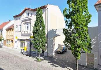 Vielseitiges Mehrfamilienhaus mit Gewerbe, Innenhof und Garage im Herzen von Staßfurt
