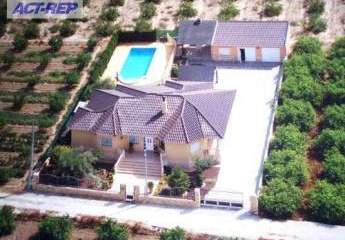 Wunderschöne, unabhängige Villa, umgeben von Natur und Ruhe in der Umgebung von Orihuela City. Mit 240 m² auf einem 1.050 m² großen Grundstück