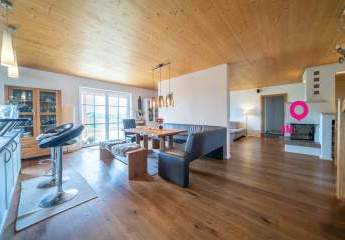 Wohnen neu gedacht: Ihr Haus an der Grünlandgrenze mit Pool & Sauna in Neumarkt am Wallersee.