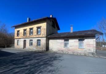 Historisches Bahnhofsgebäude in Stammbach mit Denkmalschutz sucht neuen Eigentümer für Sanierung