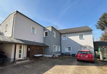 Harmonisches Leben in Röslau - lassen Sie sich von diesem Angebot verzaubern. 2-Familienhaus mit 6 Garagen