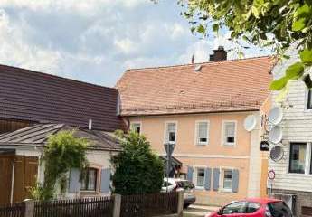 Einfamilienhaus mit Gewerbeanteil und 2 große Schuppen  in Stammbach