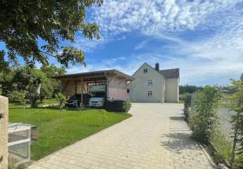 Liebevoll saniertes Einfamilienhaus in Schwarzenbach, das modernen Wohnkomfort mit ländlicher Idylle vereint