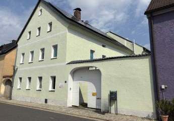 "Traumhaus für Handwerker"
3 Parteienwohnhaus, teils renoviert mit Nebengebäude , großer PV Anlage und sehr viel Potenzial