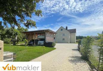 Liebevoll saniertes Einfamilienhaus in Schwarzenbach, das modernen Wohnkomfort mit ländlicher Idylle vereint