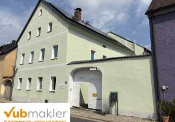 Mehrparteienwohnhaus,  renovierte Wohnungen mit Nebengebäude , großer PV Anlage und sehr viel Potenzial