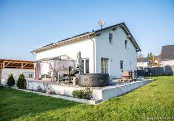 Neuwertiges Haus von 2020 mit zwei Wohneinheiten– viel Platz zum Leben und Wohlfühlen