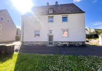 Attraktives Anlageobjekt: Dreifamilienhaus mit großem Grundstück und Garagen in Helmbrechts