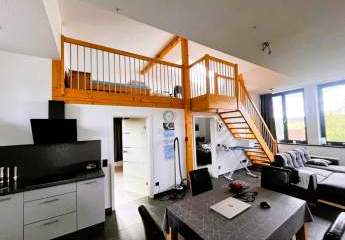 Loftwohnung mit Balkon und Galerie in ehemaliger Schule – modern und nachhaltig saniert