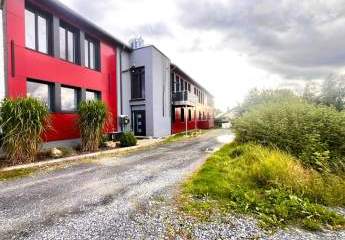 Helle Erdgeschosswohnung mit Balkon und moderner Ausstattung in historischem Ambiente