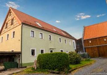 Freiraum für Macher: Dreiseithof in Röthenbach: ca. 400 m², 2 Wohneinheiten, Scheunen, Südgarten