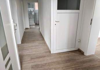 Provisionsfrei!!! Renovierte 3-Zimmer-Wohnung im Erdgeschoss in einem Dreifamilienhaus zu vermieten!