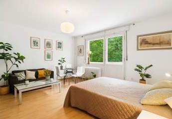 Helles Studio mit Balkon und Gartenblick im Zentrum von Moabit.