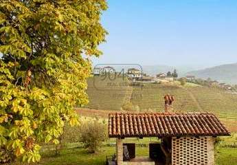 Elegantes Bauernhaus umgeben von Weinbergen in Dogliani - Piemont