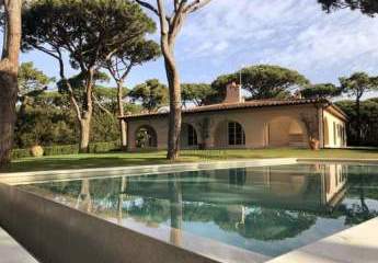 Villa mit großzügigem Garten in Roccamare - Toskana