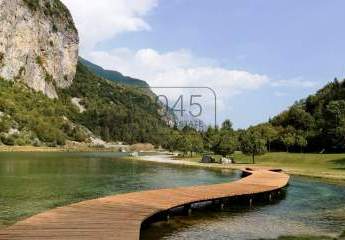 Immobilienkomplex mit Hotel, Restaurant und Wohnungen am Nembia-See im Naturpark Adamello Brenta