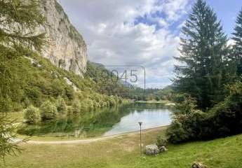 Immobilienkomplex mit Hotel, Restaurant und Wohnungen am Nembia-See im Naturpark Adamello Brenta