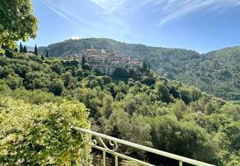 Ruhig gelegene Einfamilienvilla mit herrlichem Ausblick auf das mittelalterliche Dorf Peillon - Frankreich