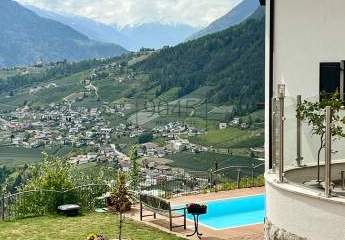 Geschlossener Hof für Pferdehaltung mit Panoramablick im Meraner Land - Südtirol