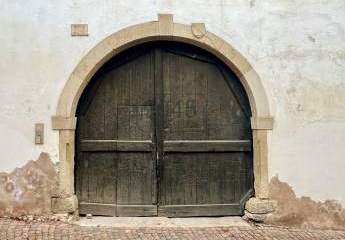 Historisches Anwesen im Herzen von Montan – Ein architektonisches Juwel mit Charme und Geschichte