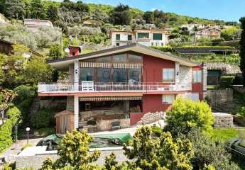 Bestandsvilla mit Entwicklungspotenzial an der Gardesana in Torri del Benaco - Gardasee